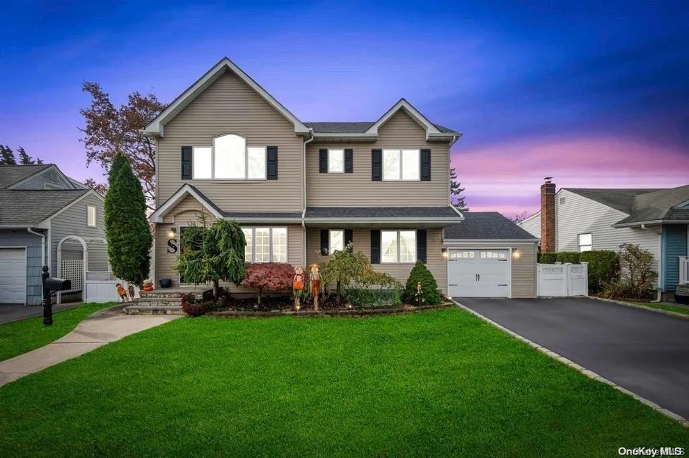 Unit for sale at 20 Crown Street, Oyster Bay, NY 11801