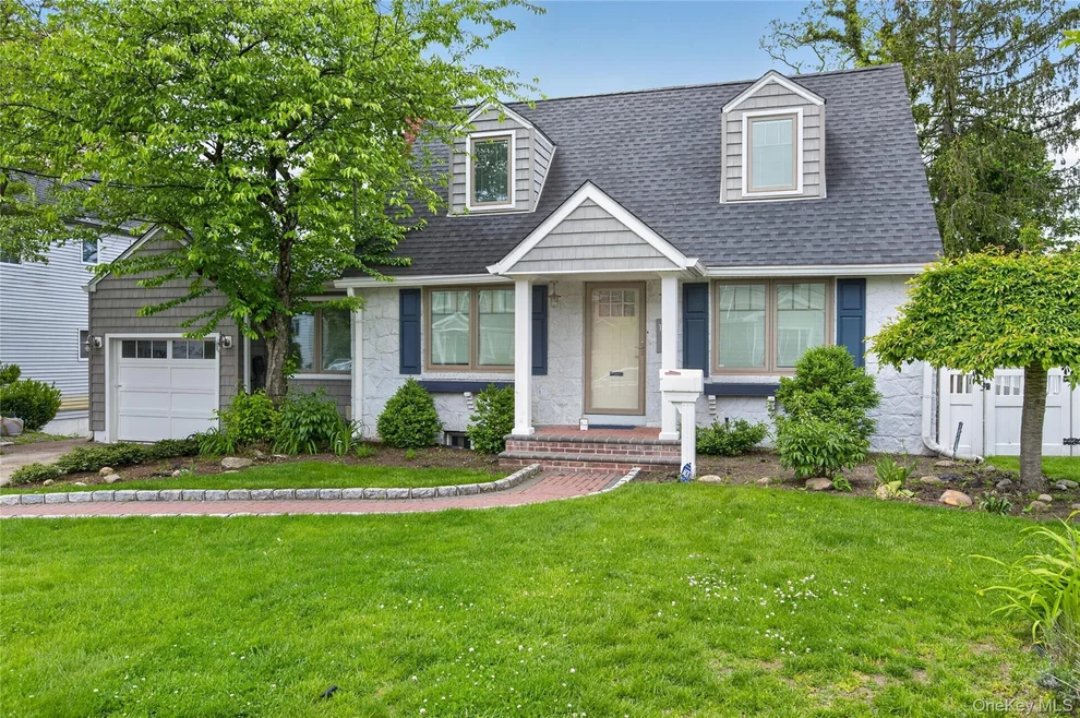 Unit for sale at 161 Greenway W, North Hempstead, NY 11040