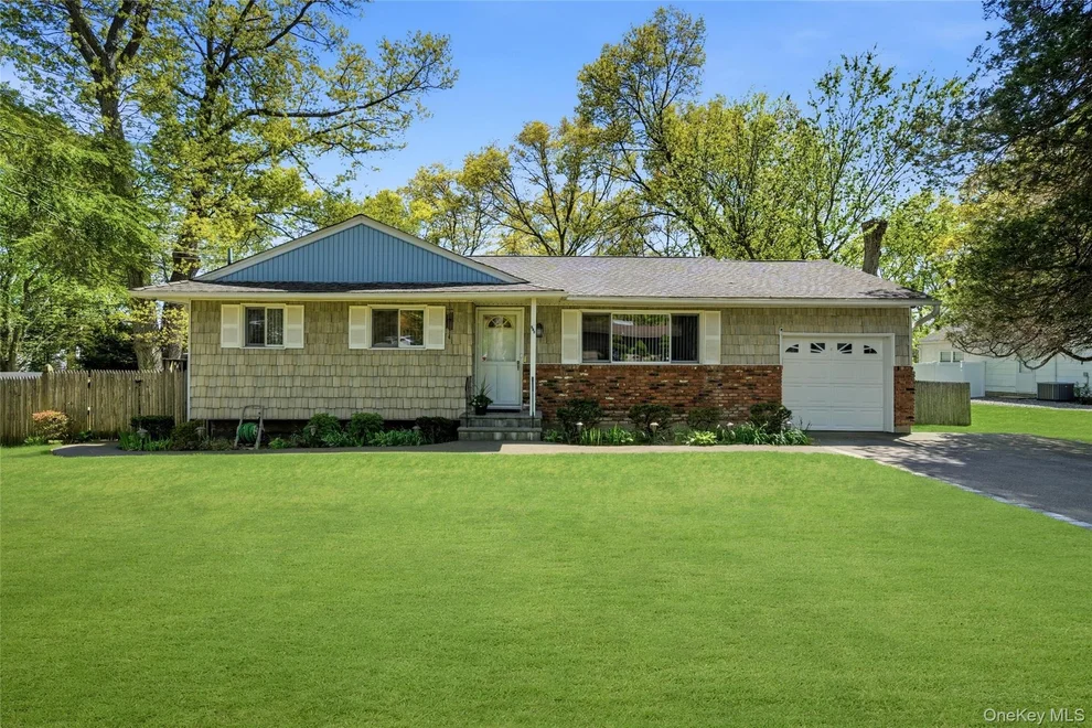 Unit for sale at 610 Beaver Lane, Islip, NY 11779