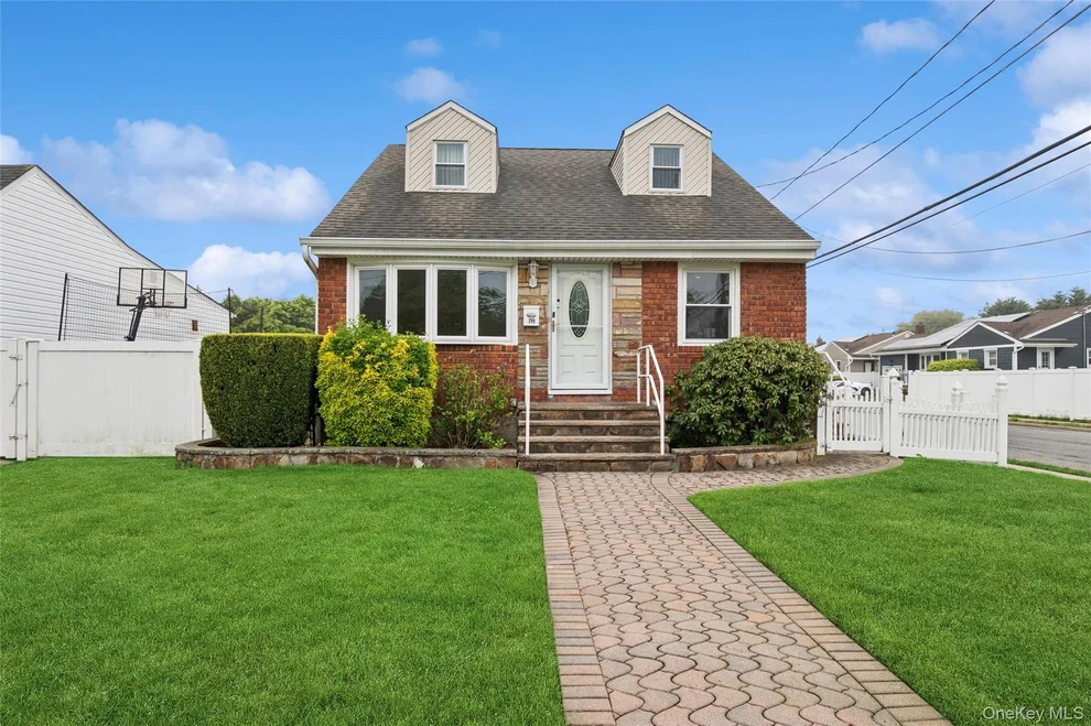Unit for sale at 199 Sycamore Avenue, Oyster Bay, NY 11714