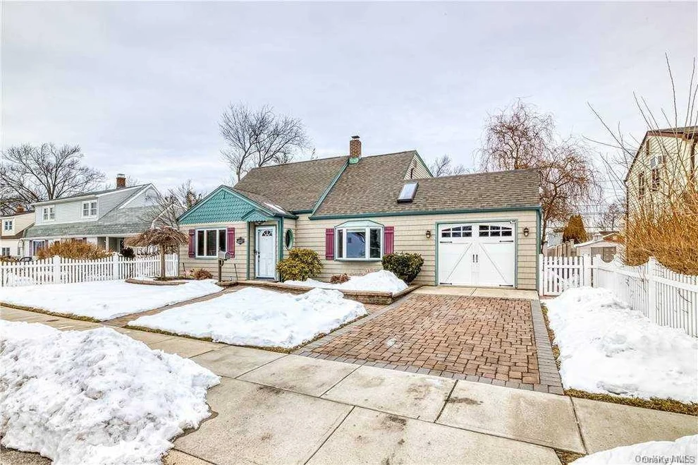 Unit for sale at 29 Hollyhock Road, Hempstead, NY 11756