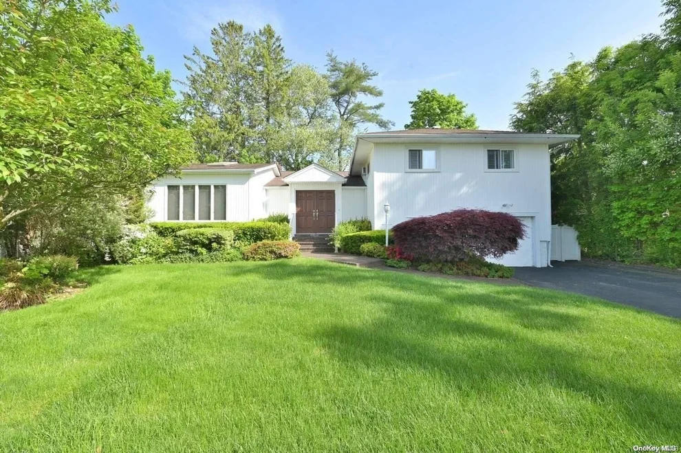 Unit for sale at 7 Willben Lane, Oyster Bay, NY 11803