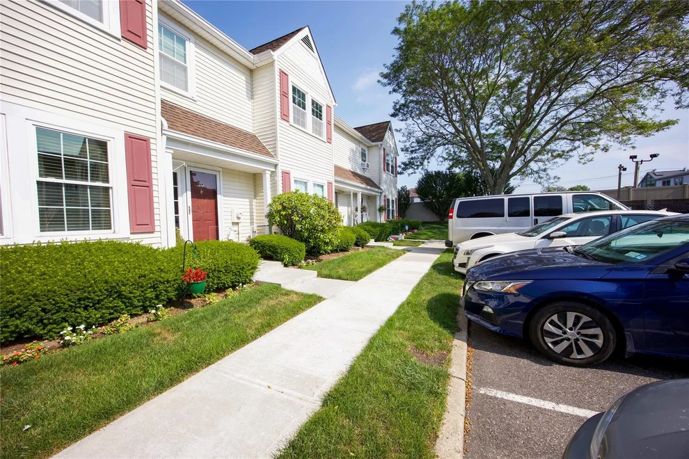 Unit for sale at 78 Stratford Green, Oyster Bay, NY 11735