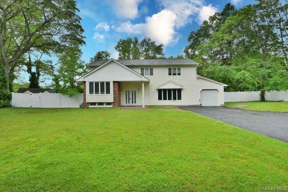 Unit for sale at 6 Attridge Court, Huntington, NY 11747