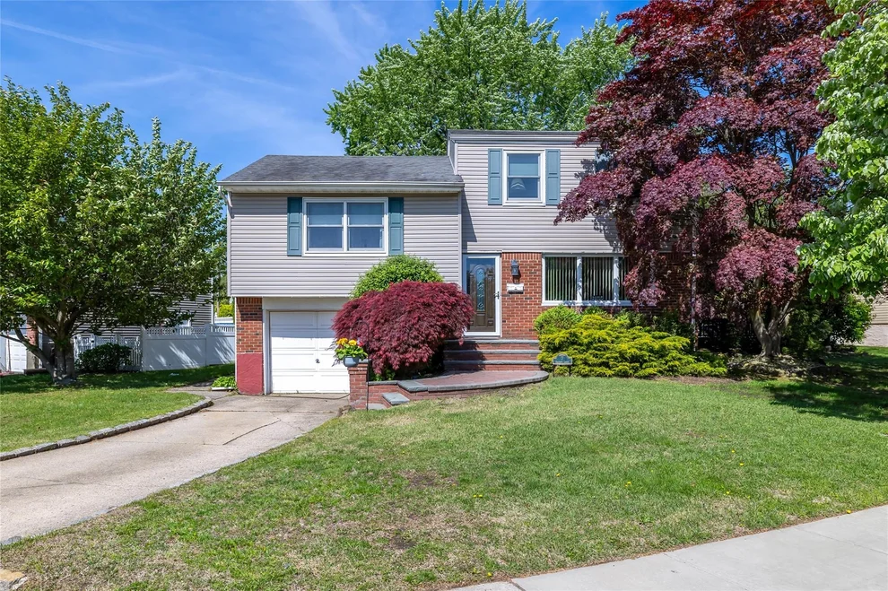 Unit for sale at 7 Garnet Lane, Oyster Bay, NY 11803