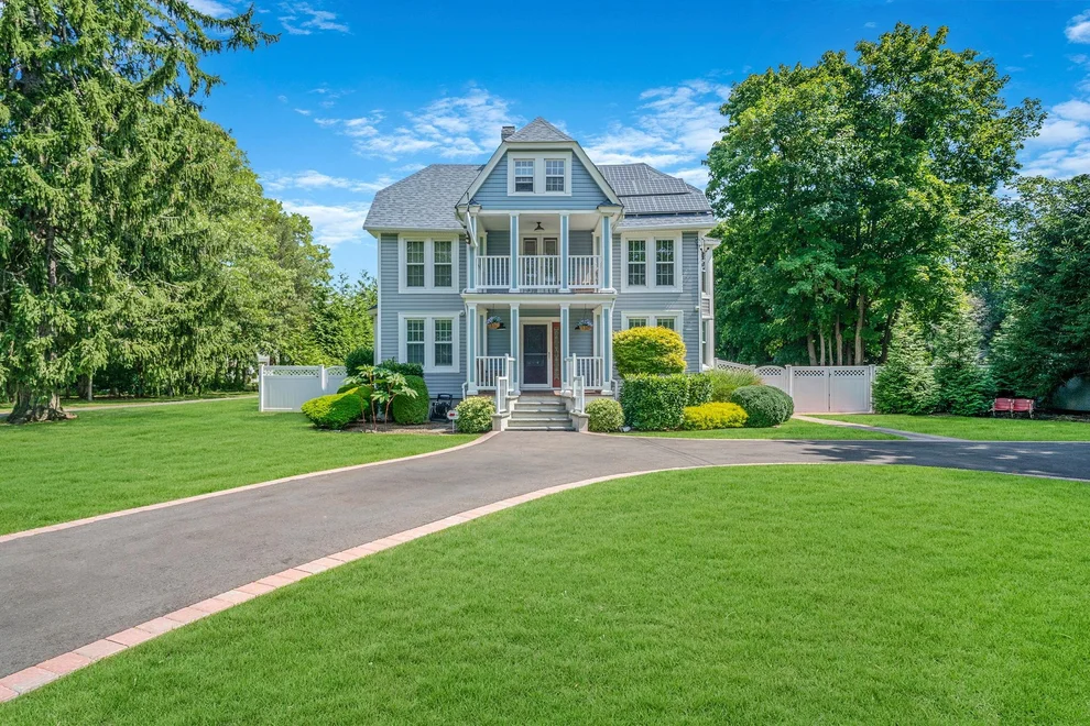 Unit for sale at 318 Woodhollow Road, Islip, NY 11739