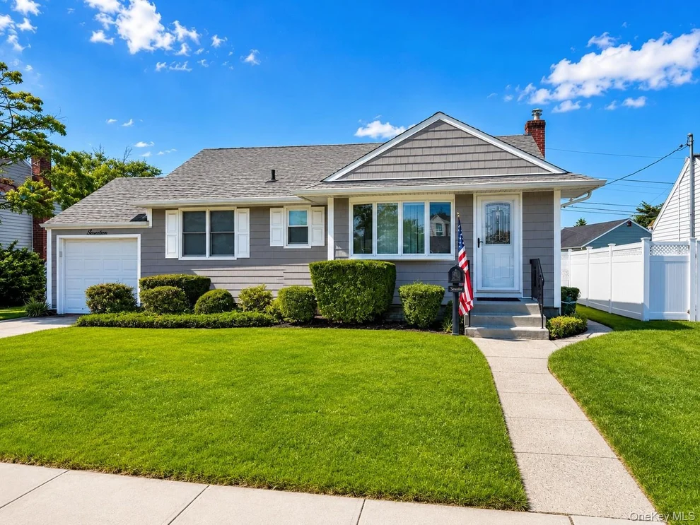 Unit for sale at 7 Crown Street, Oyster Bay, NY 11801