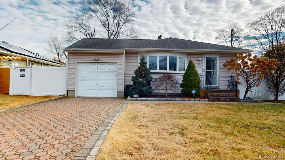 Unit for sale at 8 Pleasant Avenue, Oyster Bay, NY 11735