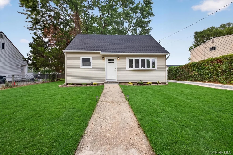 Unit for sale at 33 Parkway Boulevard, Babylon, NY 11798