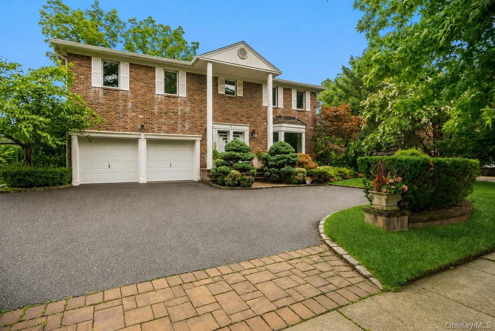 Unit for sale at 15 Hunt Court, North Hempstead, NY 11576