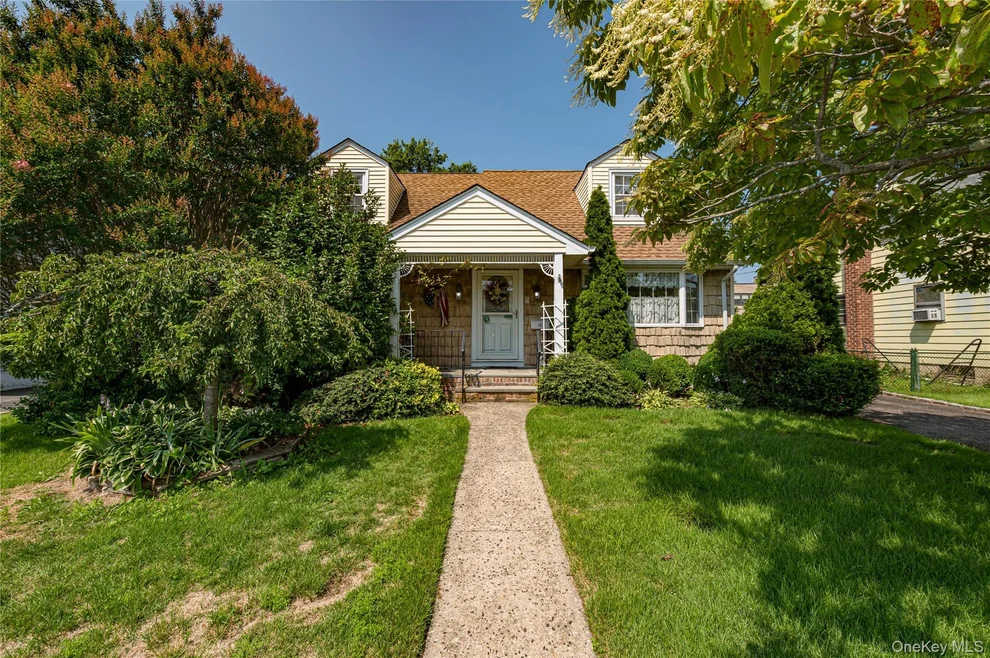 Unit for sale at 9 Croyden Lane, Oyster Bay, NY 11801