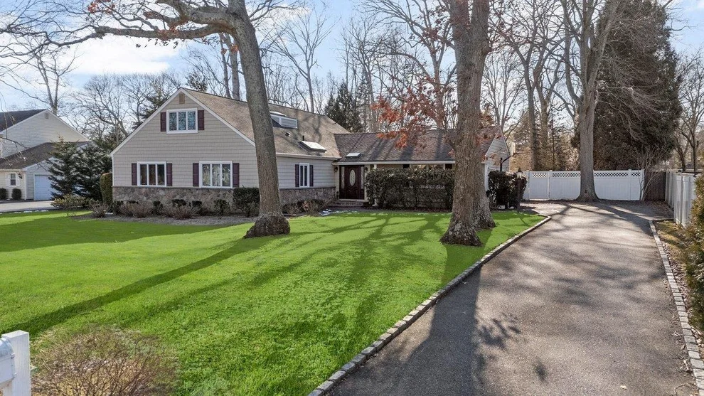 Unit for sale at 9 Hickory Hill Road, Huntington, NY 11746