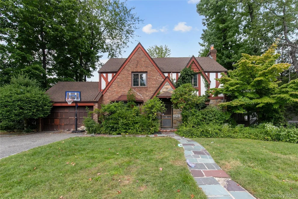 Unit for sale at 85 Oxford Boulevard, North Hempstead, NY 11023