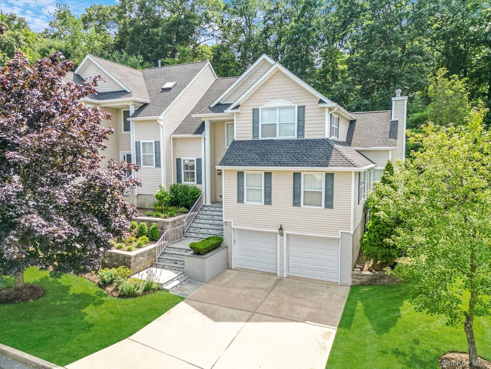Unit for sale at 21 Vantage Court, Brookhaven, NY 11777