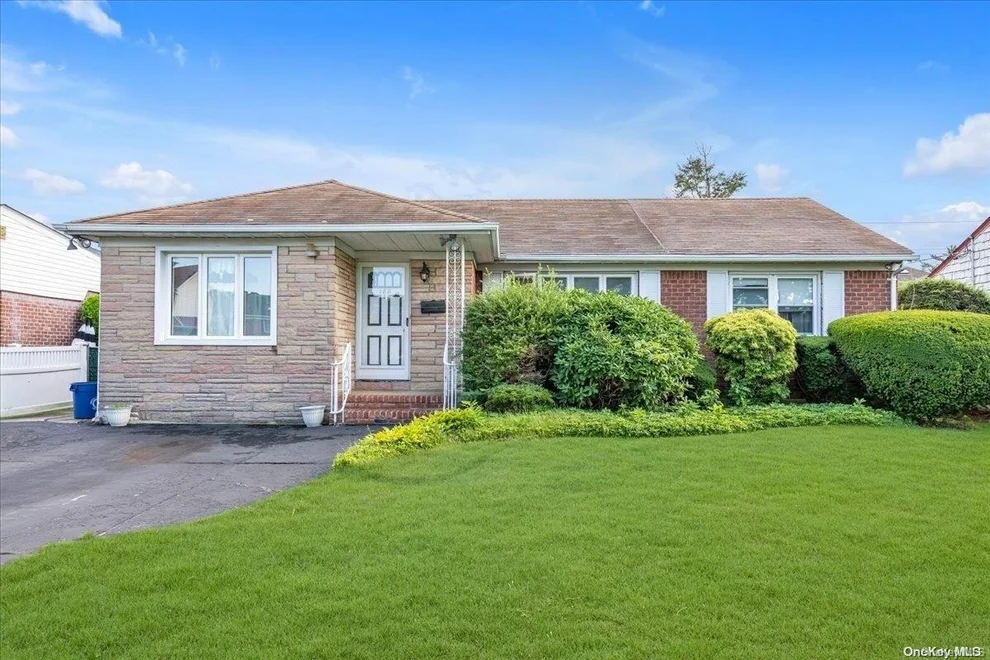 Unit for sale at 188 Pine Street, North Hempstead, NY 11040