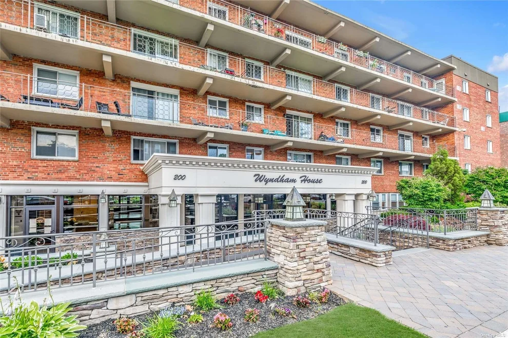 Unit for sale at 200 Atlantic Ave, Hempstead, NY 11563
