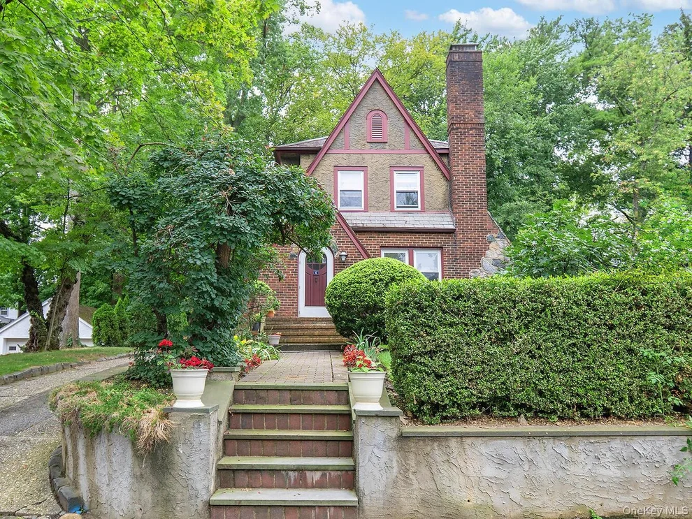 Unit for sale at 6 4th Road, North Hempstead, NY 11021