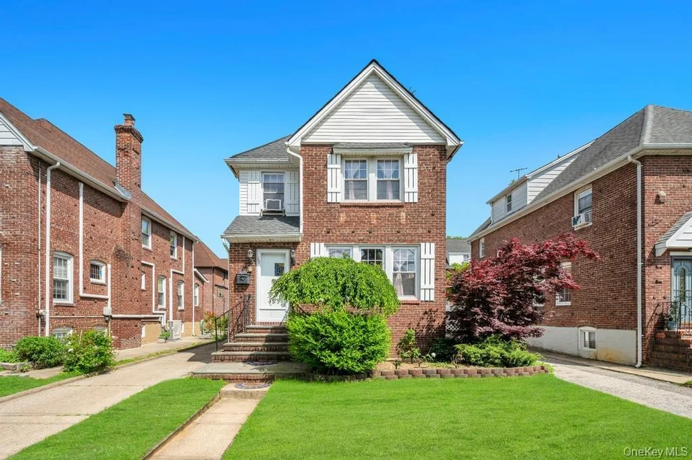 Unit for sale at 65 Bixley Heath, Hempstead, NY 11563
