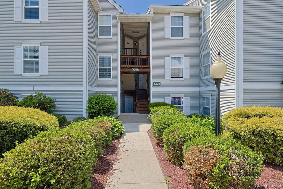 Unit for sale at 1103 Washington Green, New Windsor, NY 12553
