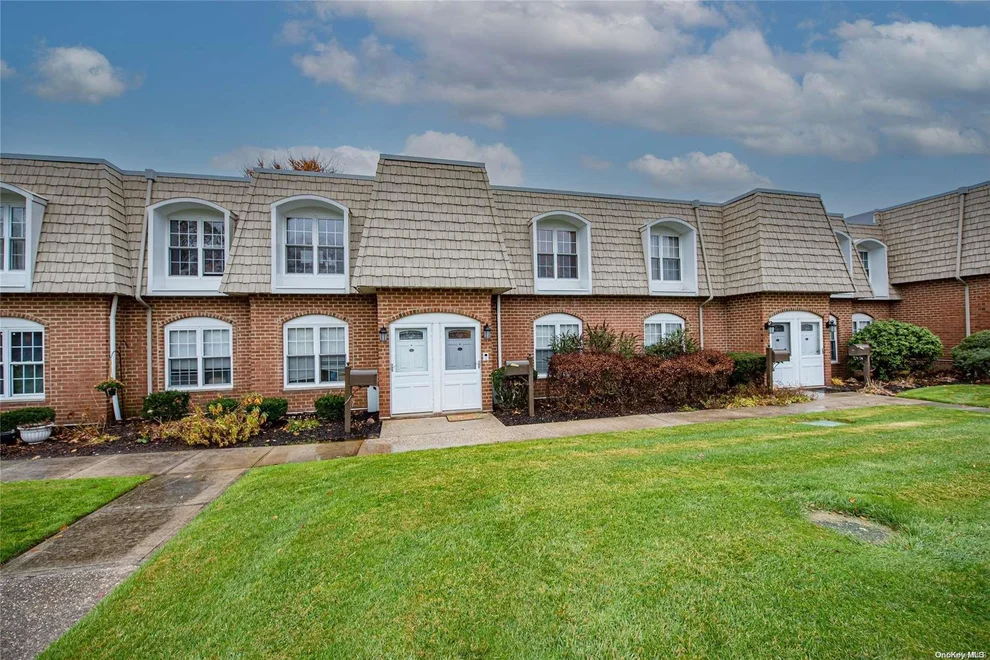 Unit for sale at 175 Main Ave, Babylon, NY 11798