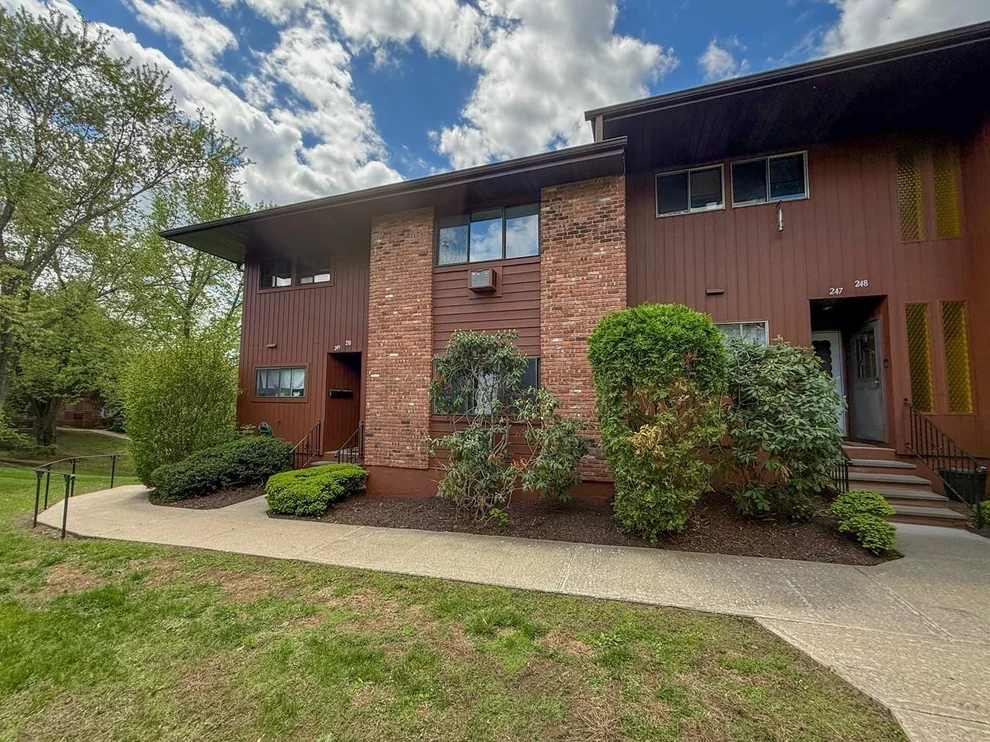 Unit for sale at 250 Coachlight Square, Cortlandt, NY 10548