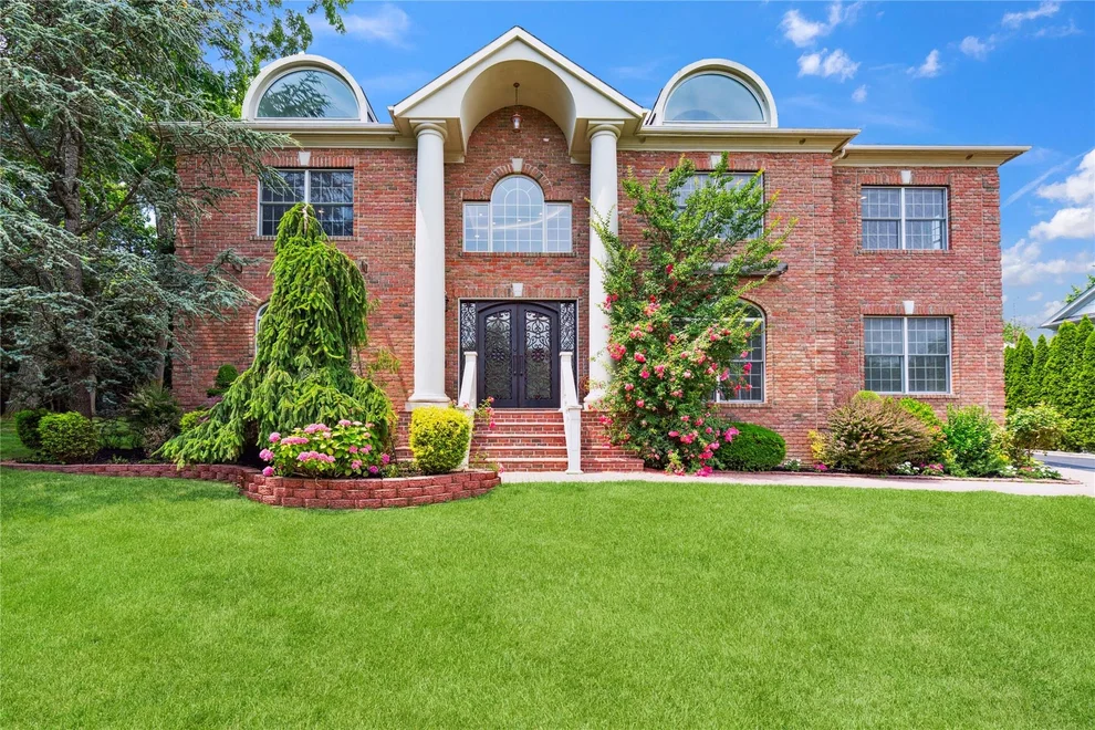 Unit for sale at 10 Roseanne Drive, North Hempstead, NY 11576