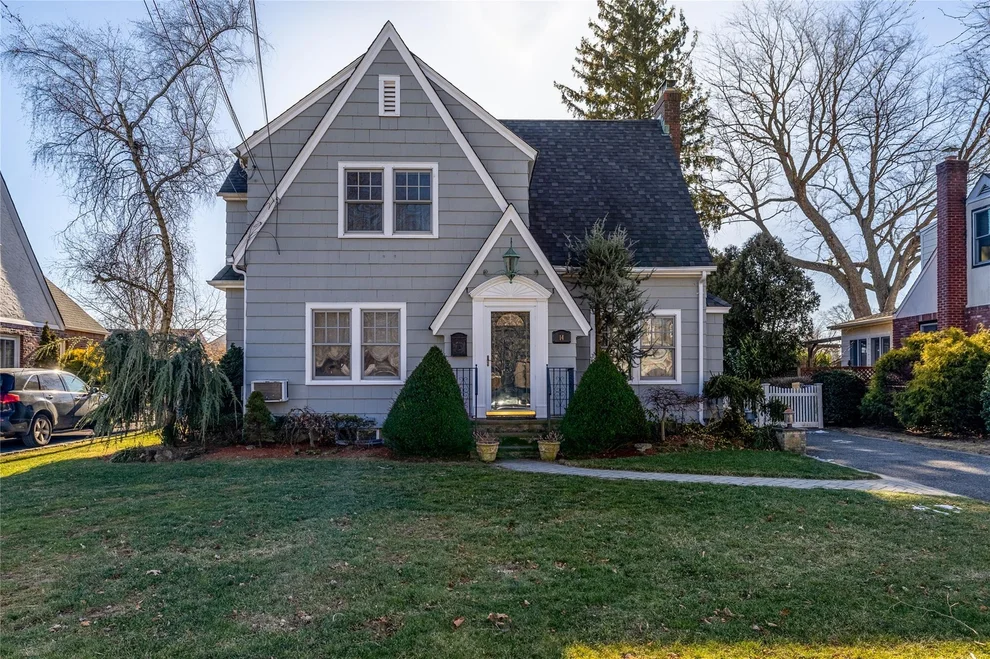 Unit for sale at 14 Garden Place, Islip, NY 11706