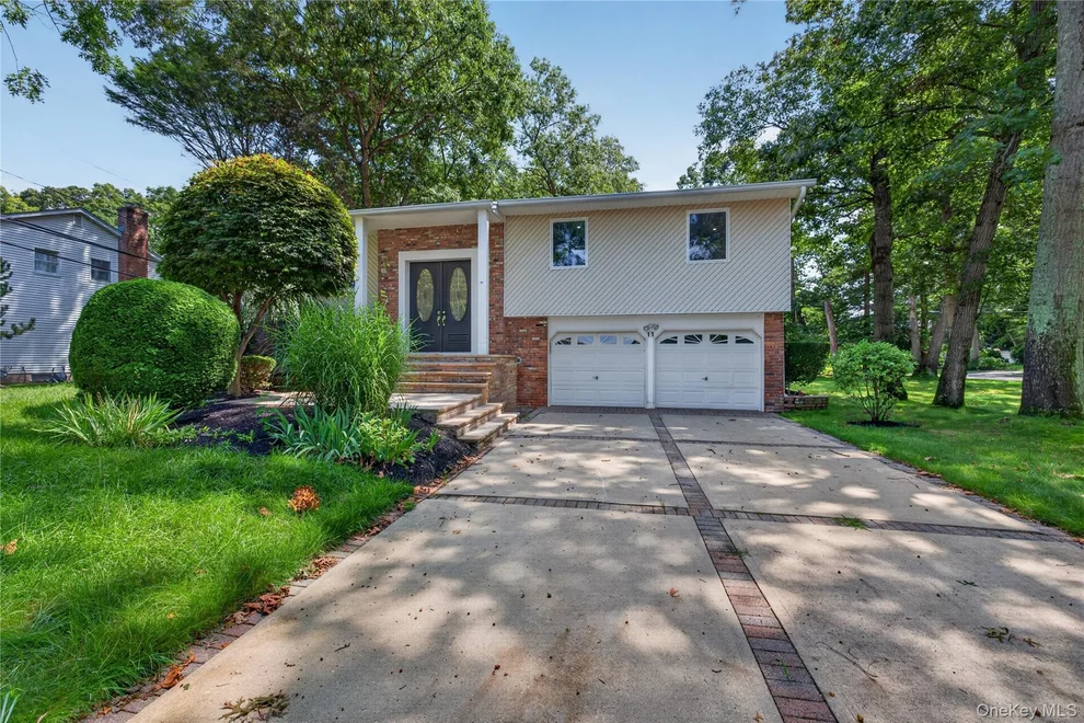 Unit for sale at 11 Penguin Lane, Huntington, NY 11725