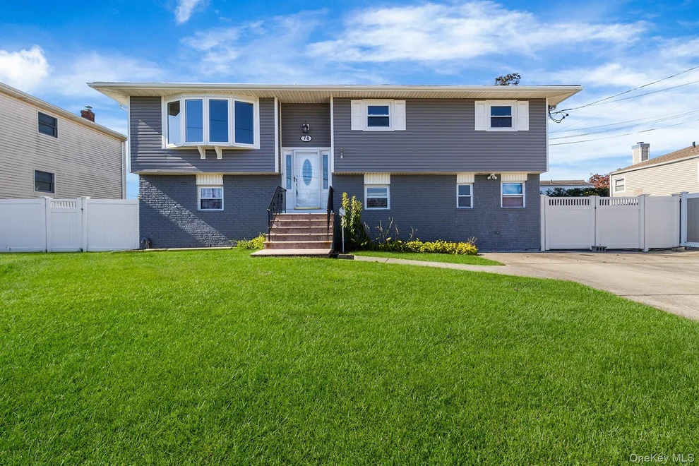 Unit for sale at 74 Venetian Prom, Babylon, NY 11757