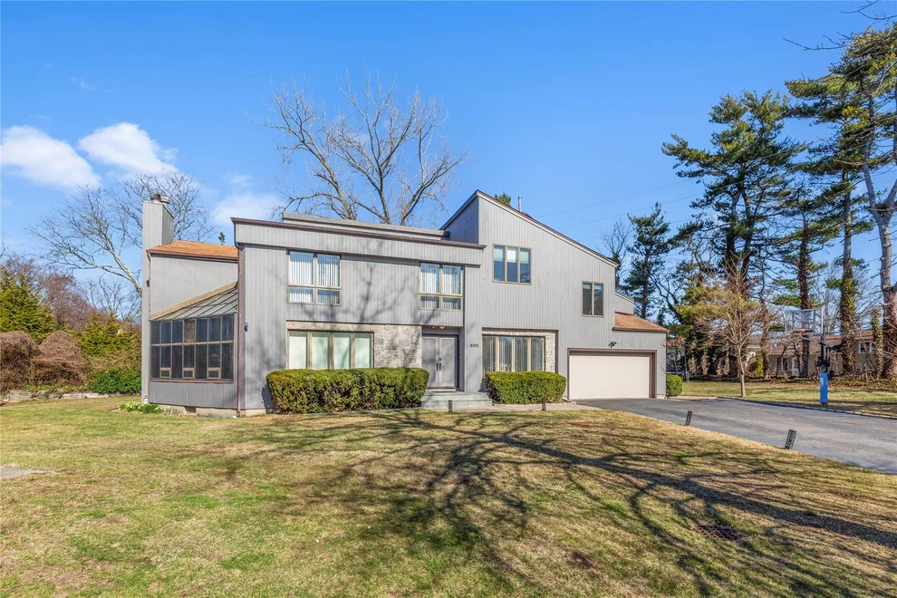 Unit for sale at 600 Oakridge Lane, North Hempstead, NY 11507