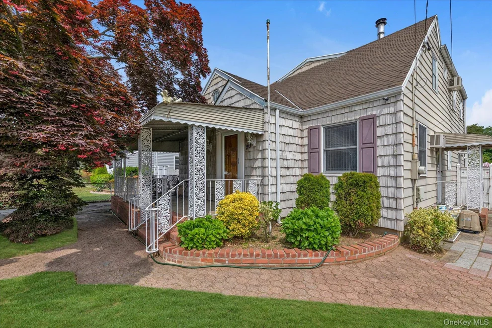 Unit for sale at 20 Francine Drive N, Oyster Bay, NY 11758