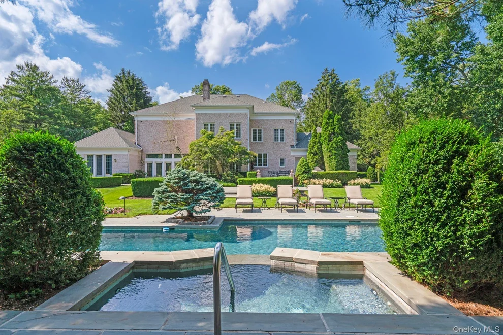 Unit for sale at 8 High Meadow Court, Oyster Bay, NY 11545