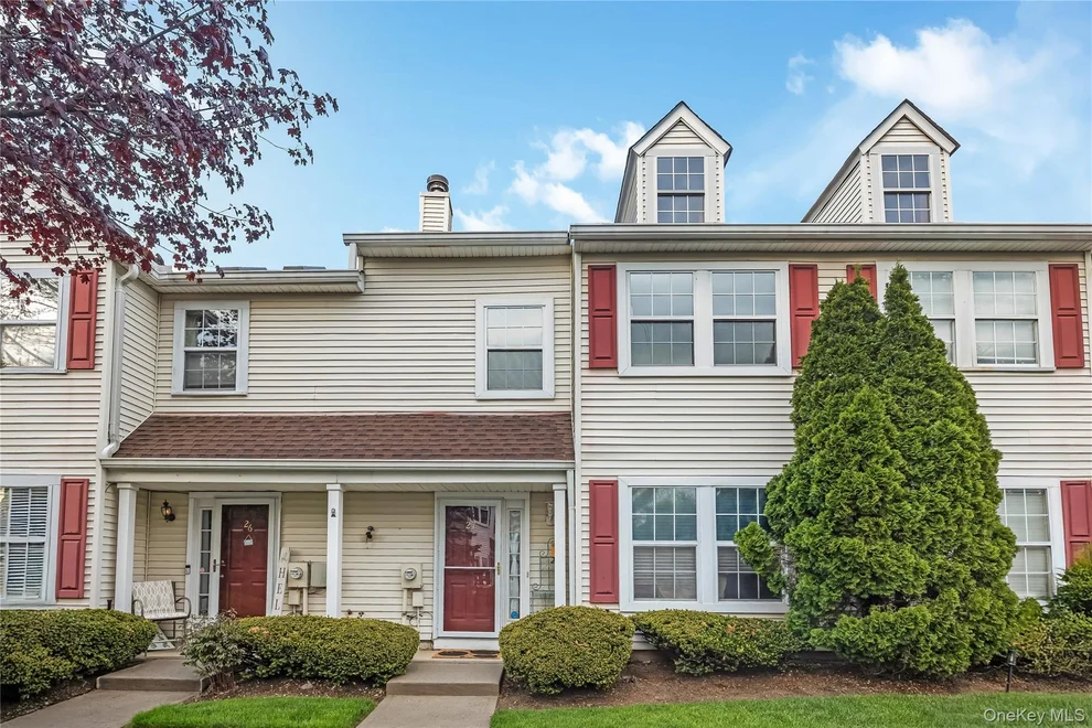 Unit for sale at 27 Stratford Green, Oyster Bay, NY 11735