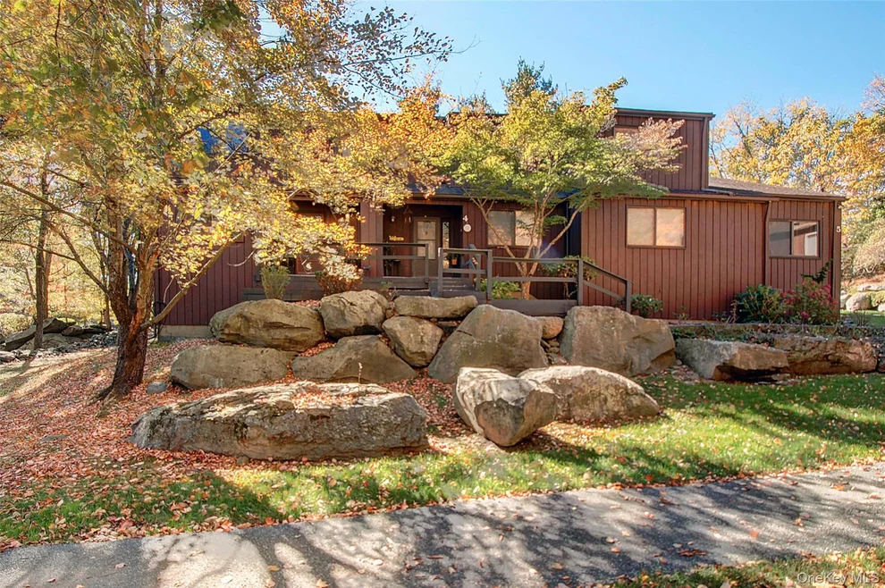 Unit for sale at 3 Laurel Court, Woodbury, NY 10930