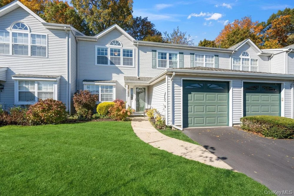 Unit for sale at 11 Horizon Court, Huntington, NY 11743
