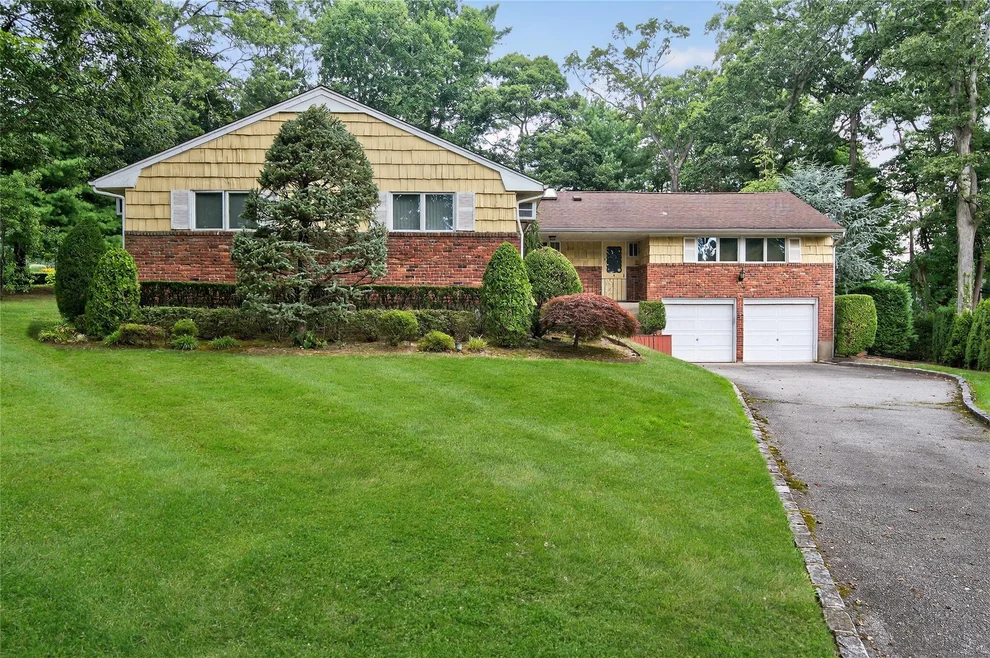 Unit for sale at 8 Milford Court, Oyster Bay, NY 11803