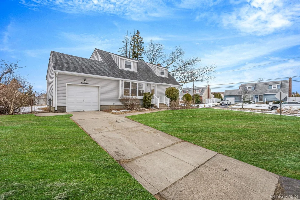 Unit for sale at 18 Oakdale Place, Oyster Bay, NY 11762