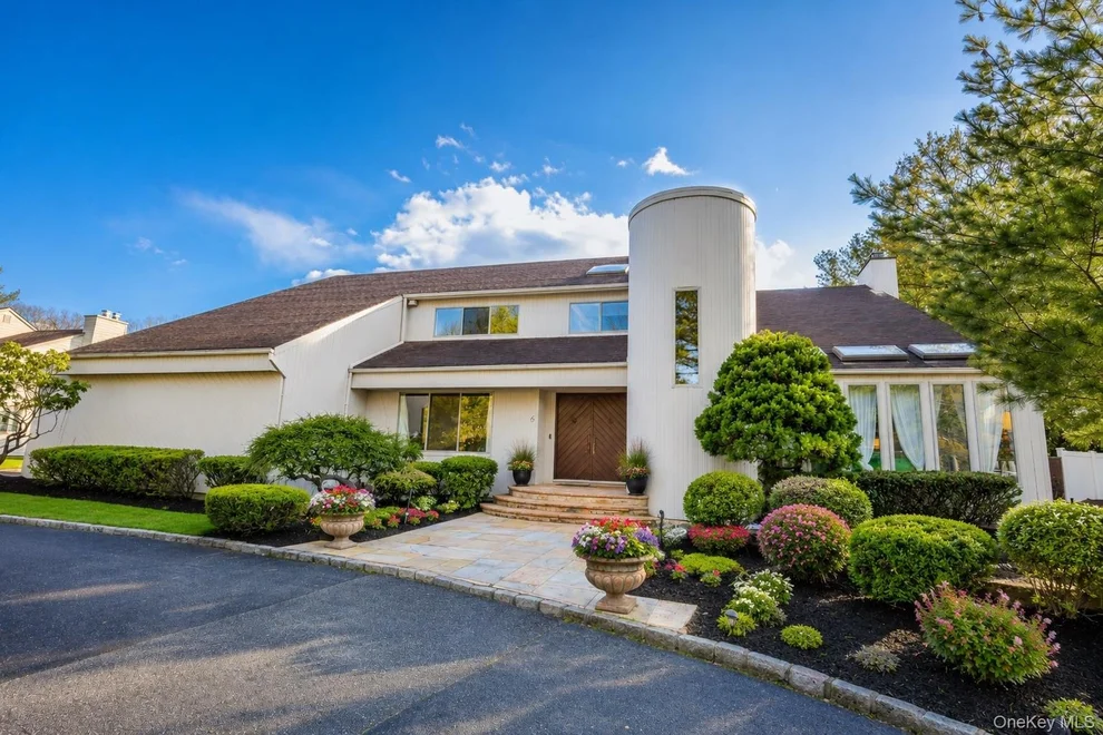 Unit for sale at 6 Polo Court, Oyster Bay, NY 11797