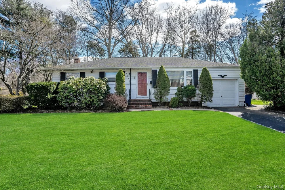 Unit for sale at 5 Vegas Court, Oyster Bay, NY 11803