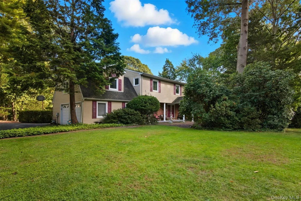 Unit for sale at 8 Tanager Lane, Huntington, NY 11768