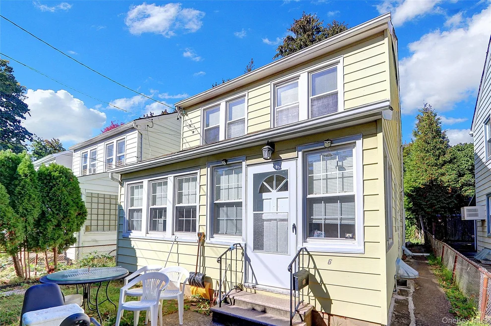 Unit for sale at 6 Walnut Place, North Hempstead, NY 11021