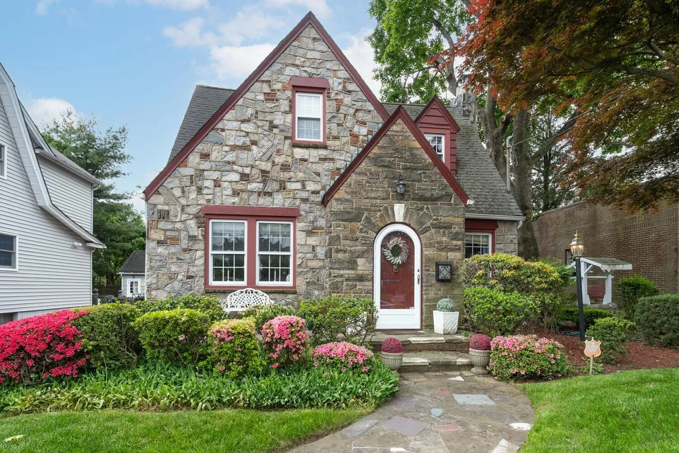 Unit for sale at 189 Meadowsweet Road, North Hempstead, NY 11501