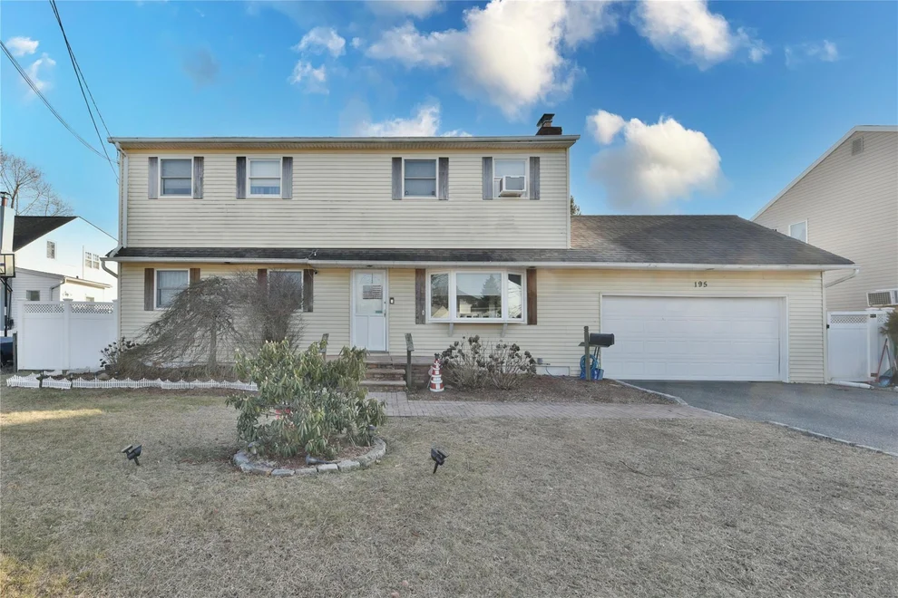 Unit for sale at 195 Maple Avenue, Oyster Bay, NY 11714