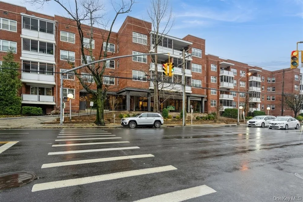 Unit for sale at 1 Kensington Gate, North Hempstead, NY 11021