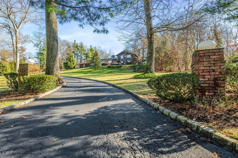 Unit for sale at 10 Rolling Hill Road, North Hempstead, NY 11568