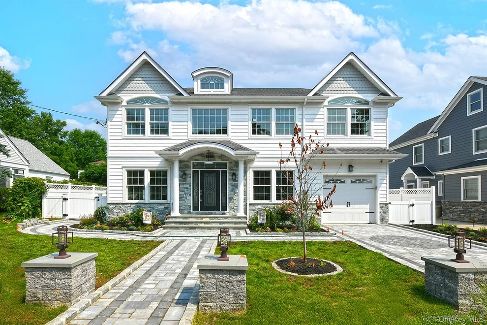 Unit for sale at 127 Vanderbilt Avenue, North Hempstead, NY 11030