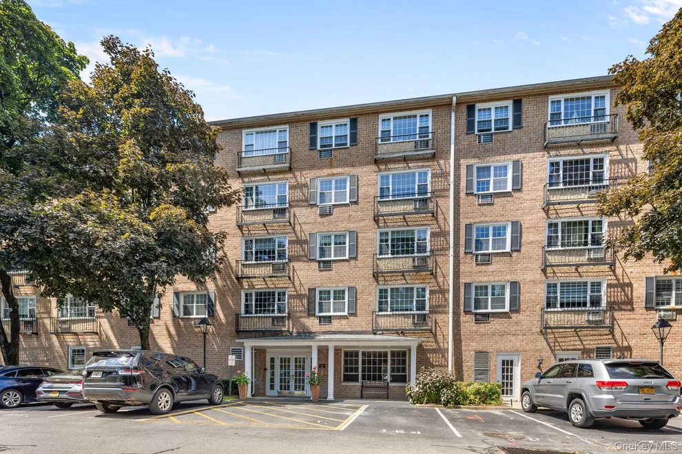 Unit for sale at 2 Consulate Drive, Eastchester, NY 10707
