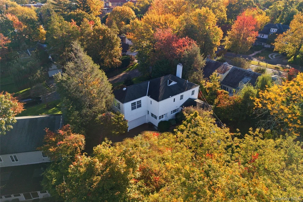 Unit for sale at 25 Hilltop Drive W, North Hempstead, NY 11021