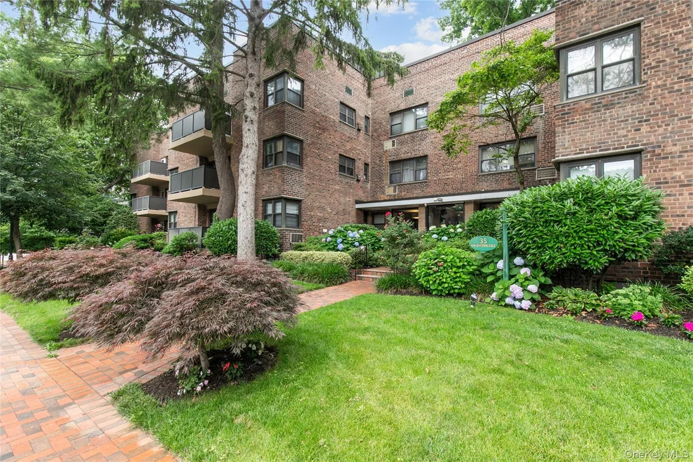 Unit for sale at 35 Knightsbridge Road, North Hempstead, NY 11021