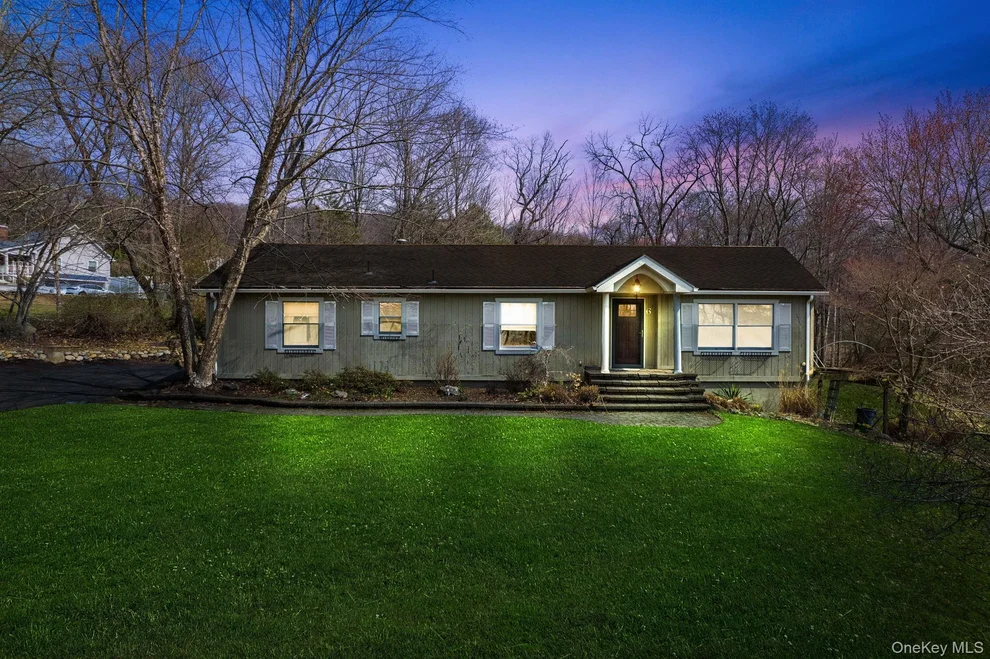 Unit for sale at 6 Strawberry Hill Lane, Clarkstown, NY 10994